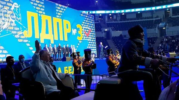 Жириновский прибыл на предвыборный слет ЛДПР на тройке