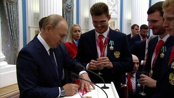 Ты чего? Испортим документ! – Путина попросили расписаться в паспорте