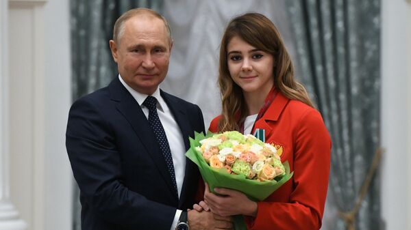 Президент РФ Владимир Путин и чемпионка XVI Паралимпийских летних игр Анастасия Гонтарь