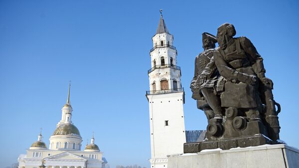 Памятник Петру I и Никите Демидову и наклонная башня Демидовых в Невьянске