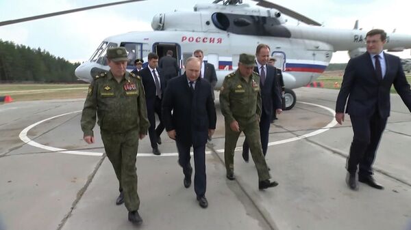 Путин и Шойгу у трапа в Нижнем Новгороде 