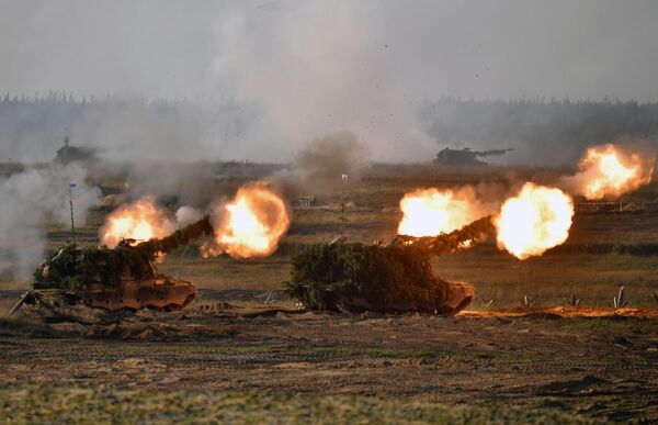 Самоходные артиллерийские установки во время основного этапа учений Запад-2021 на полигоне Мулино в Нижегородской области