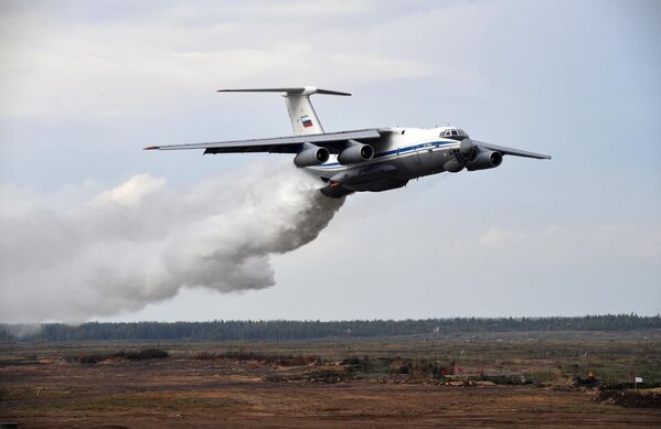 Тяжелый военно-транспортный самолёт Ил-76ТД сбрасывает воду во время основного этапа учений Запад-2021 на полигоне Мулино