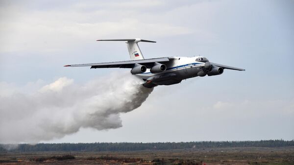Тяжелый военно-транспортный самолёт Ил-76ТД сбрасывает воду во время основного этапа учений Запад-2021 на полигоне Мулино
