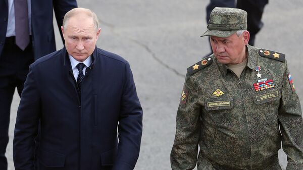 Президент РФ Владимир Путин и министр обороны РФ Сергей Шойгу на полигоне Мулино 
