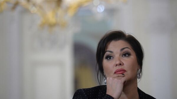 Оперная певица Анна Нетребко во время пресс-конференции, посвященной премьере оперы Джакомо Пуччини Манон Леско, в Москве