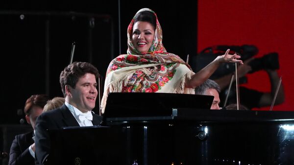 Оперная певица Анна Нетребко и пианист Денис Мацуев после выступления на гала-концерте звёзд мировой оперной сцены, приуроченного к проведению чемпионата мира по футболу - 2018