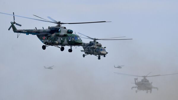 Многоцелевые вертолеты Ми-8 во время основного этапа учений Запад-2021 на полигоне Мулино в Нижегородской области