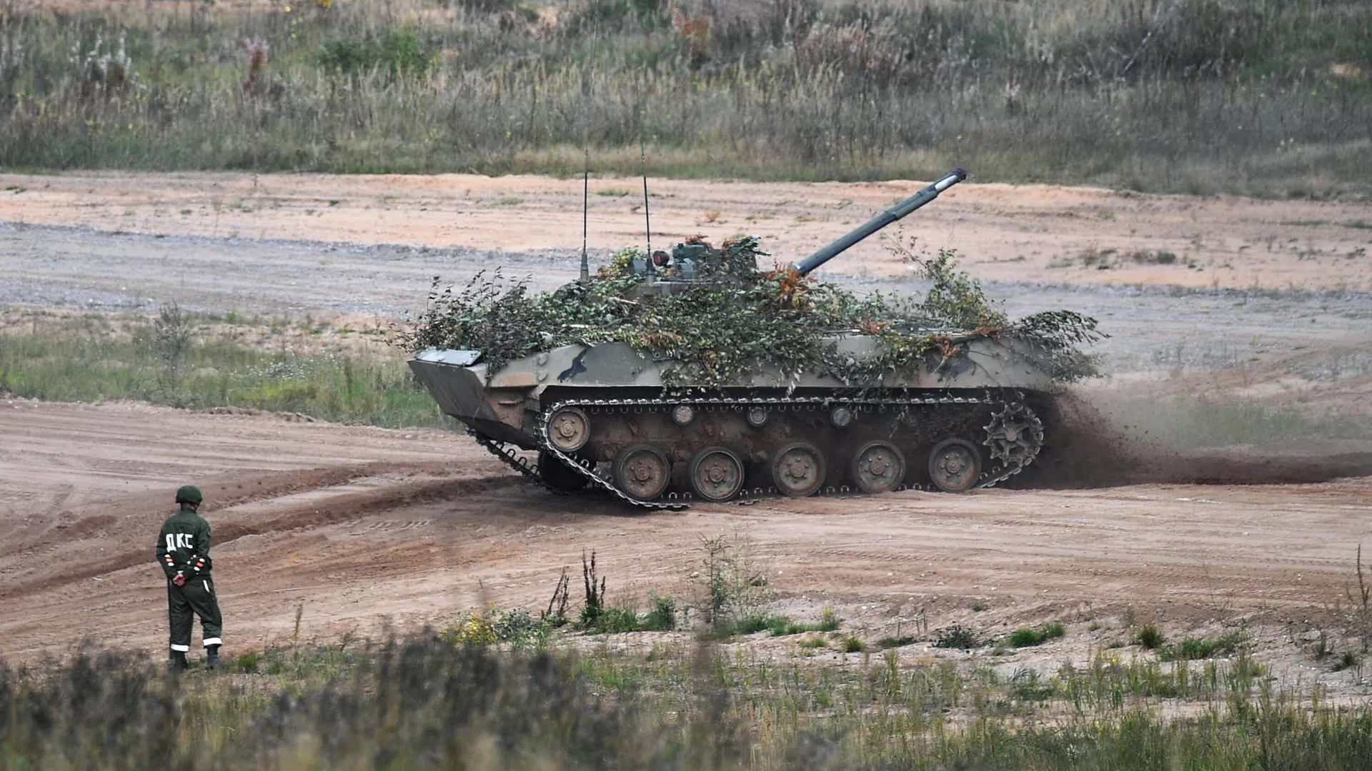 Боевая машина десанта БМД-4 на учениях Запад -2021 вооруженных сил России и Белоруссии в Псковской области Боевая машина десанта БМД-4 на учениях Запад -2021 вооруженных сил России и Белоруссии в Псковской области - РИА Новости, 1920, 15.02.2022