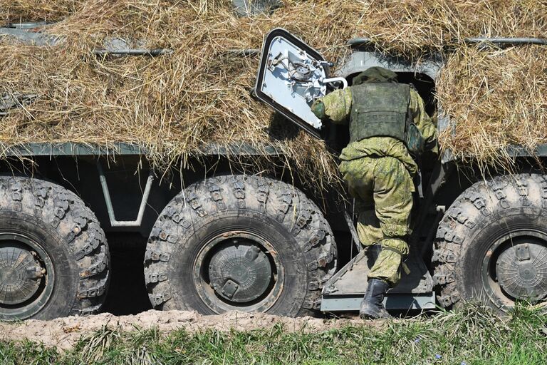 Военнослужащий у бронетранспортера БТР-82А на совместных стратегических учениях вооруженных сил России и Белоруссии Запад -2021 на полигоне Правдинский в Калининградской области