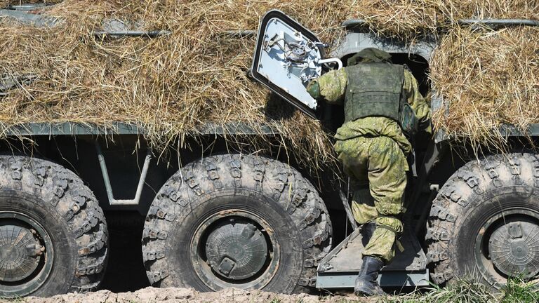 Военнослужащий у бронетранспортера БТР-82А на совместных стратегических учениях вооруженных сил России и Белоруссии Запад -2021 на полигоне Правдинский в Калининградской области