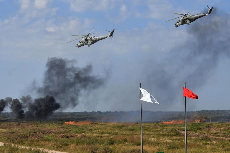 Вертолеты Ми-24 на совместных стратегических учениях вооруженных сил России и Белоруссии Запад -2021 на полигоне Правдинский в Калининградской области