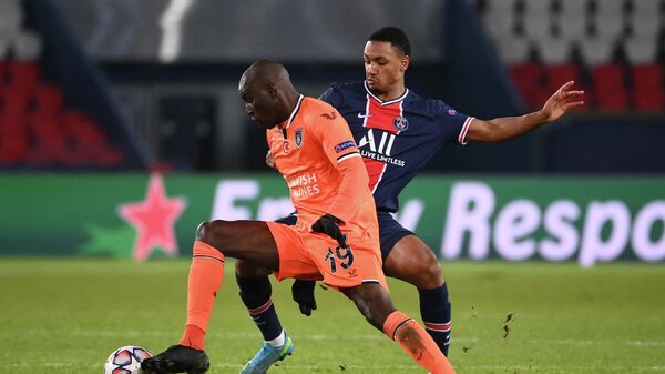 Сенегальский футболист Демба Ба в матче против ПСЖ