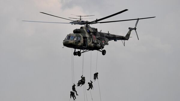 Военнослужащие высаживаются из многоцелевого вертолета Ми-8 во время основного этапа учений Запад-2021 на полигоне Мулино в Нижегородской области