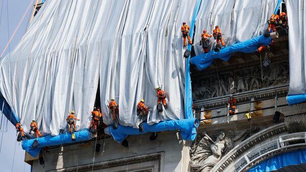 Процесс обертывания Триумфальной арки в Париже по проекту, созданному покойным художником Христо