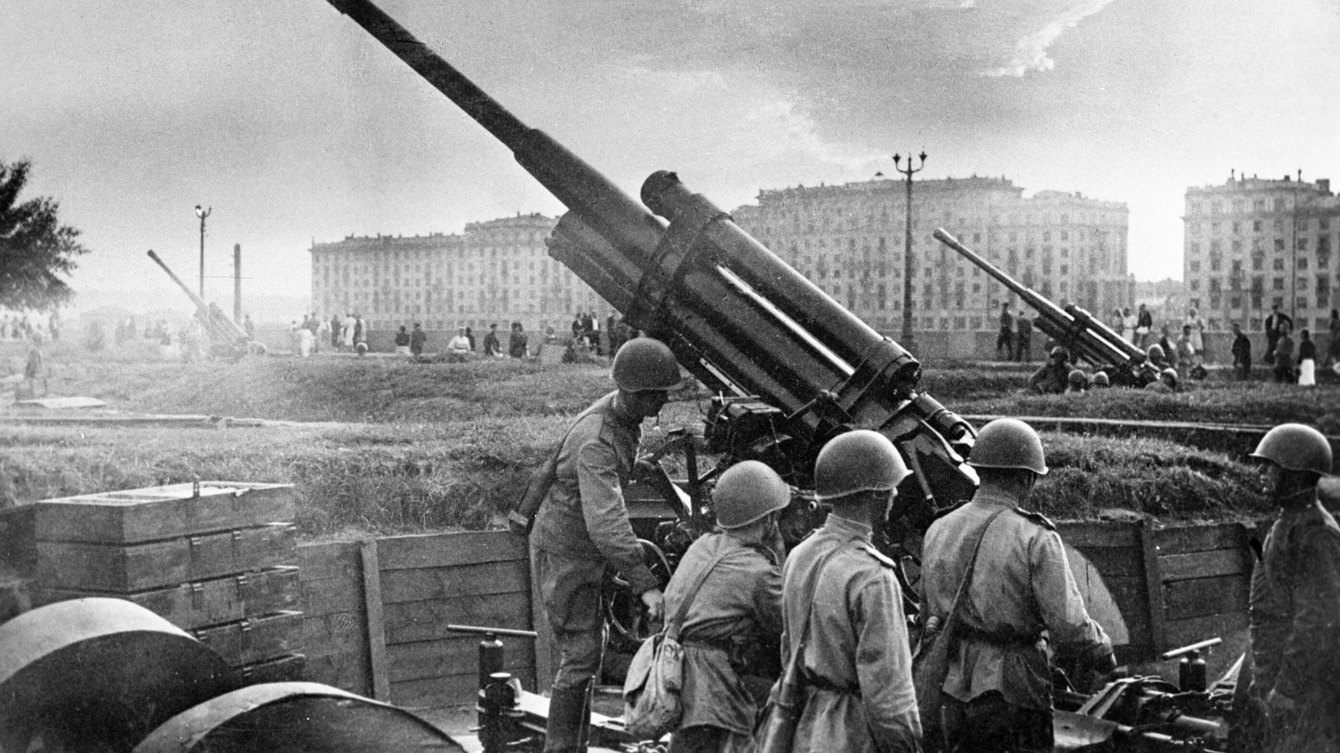 Оборона Москвы. Зенитный расчет у парка культуры и отдыха имени М. Горького. 1941 год - РИА Новости, 1920, 30.09.2021