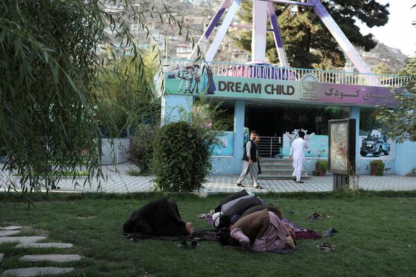 Талибы* молятся в парке развлечений в Кабуле