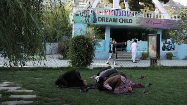 Талибы* молятся в парке развлечений в Кабуле