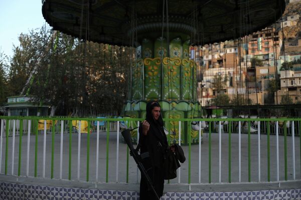 Талиб в парке развлечений в Кабуле
