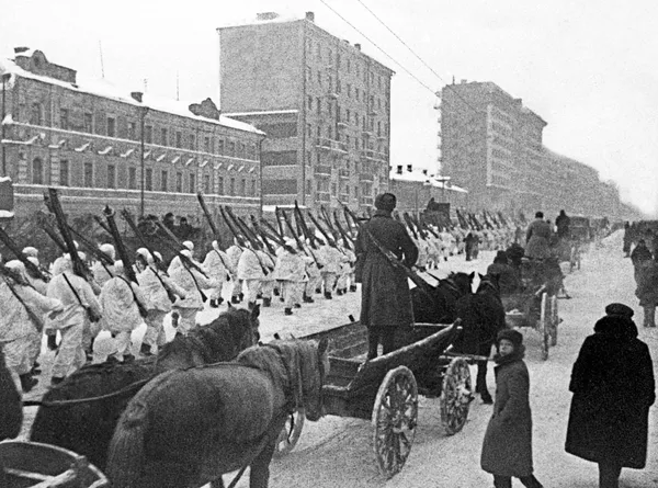 Бойцы Красной Армии после военного парада на Красной площади 7 ноября 1941 года, отправляются на фронт