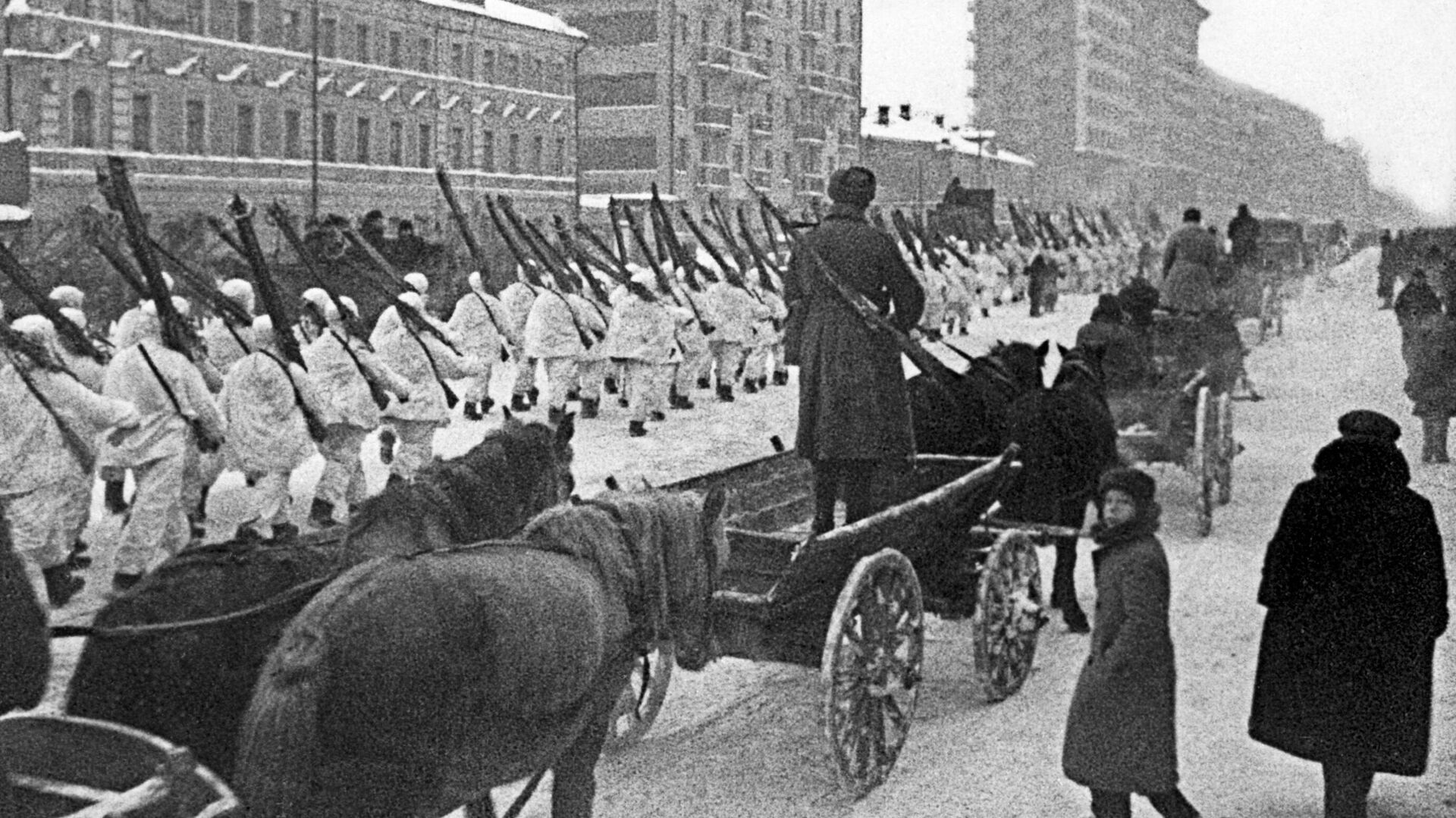 Где прошел парад в 1941 году. Парад ВОВ 1941. Парад 7 ноября 1941. Парад на красной площади 1941. Парад на красной площади 7 ноября 1941.