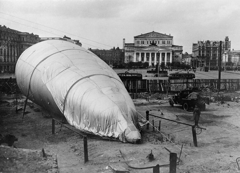 Аэростат ПВО воздушного заграждения на площади Революции в Москве. 1941 год