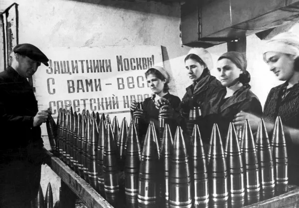 Производство боеприпасов на одном из московских заводов