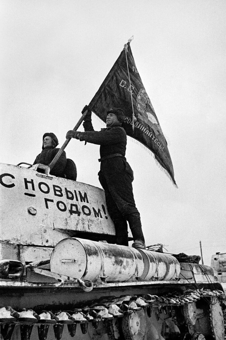  Оборона Москвы. Танкист устанавливает знамя части на танк. 31 декабря 1941 год