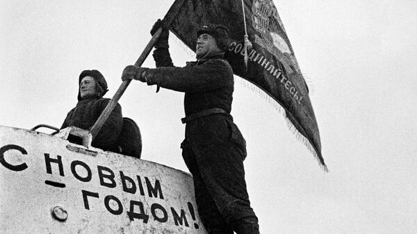  Оборона Москвы. Танкист устанавливает знамя части на танк. 31 декабря 1941 год