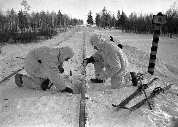 Советские бойцы минируют железнодорожные пути под Москвой