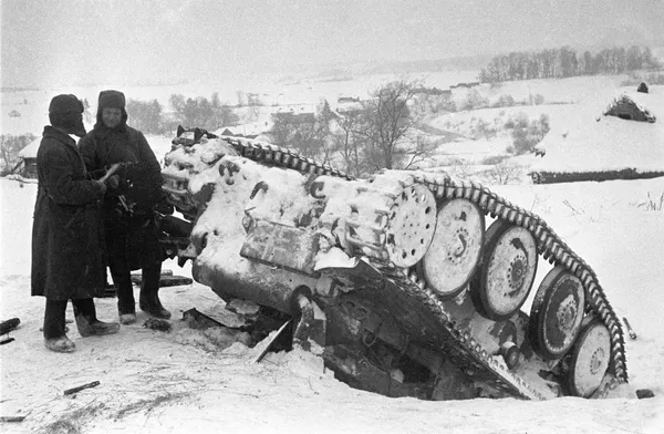 Красноармейцы стоят рядом с подбитым немецким танком