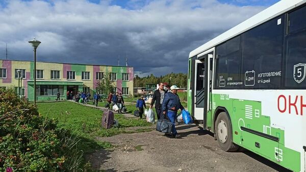 Мигранты покидают общежитие в селе Бужаниново