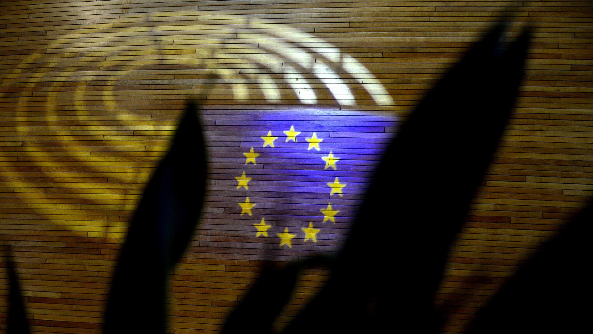 Световая проекция флага Европейского союза в здании Европарламента в Страсбурге Световая проекция флага Европейского союза в здании Европарламента в Страсбурге - РИА Новости, 1920, 26.12.2021