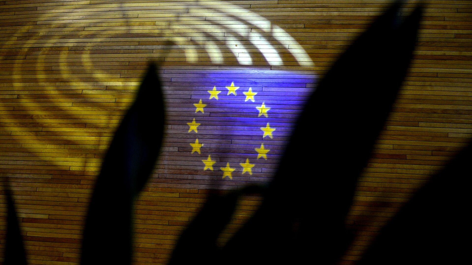 Световая проекция флага Европейского союза в здании Европарламента в Страсбурге - РИА Новости, 1920, 19.09.2021