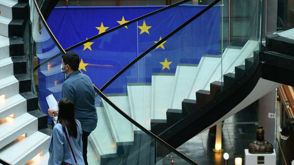 Здание Европейского парламента в Страсбурге и флаг Евросоюза