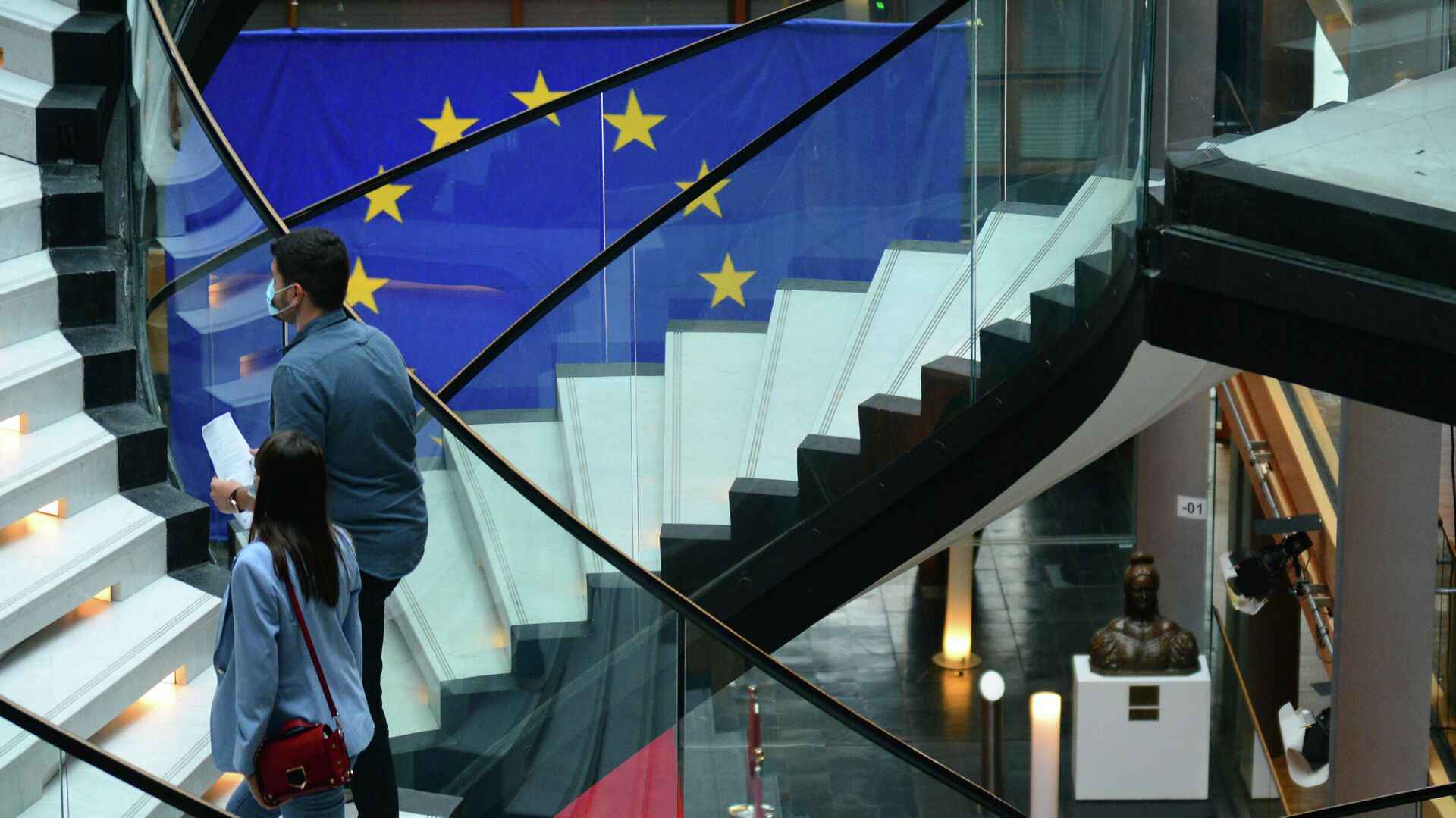 Здание Европейского парламента в Страсбурге и флаг Евросоюза - РИА Новости, 1920, 19.07.2022