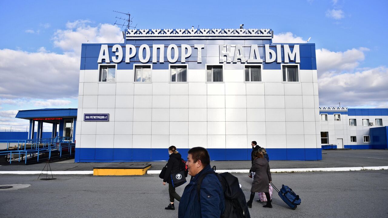 Барельеф Черномырдина открыли в аэропорту Надыма в ЯНАО - РИА Новости,  09.04.2023