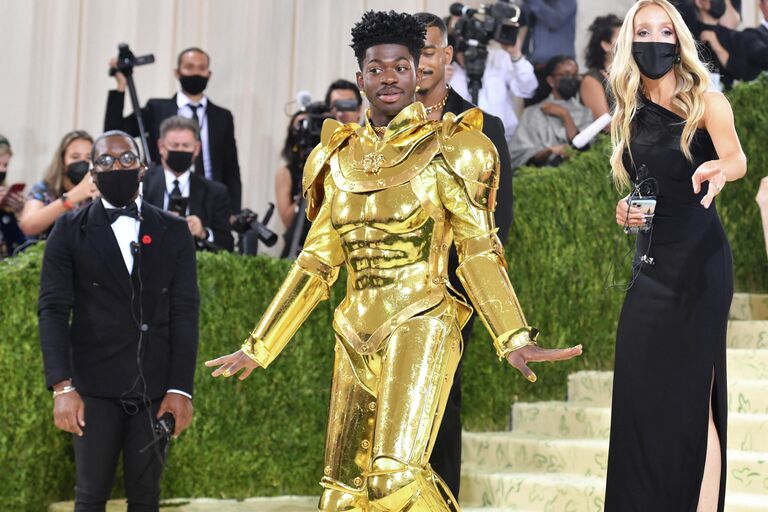 Рэпер Lil Nas X на балу Института костюма Met Gala в Нью-Йорке