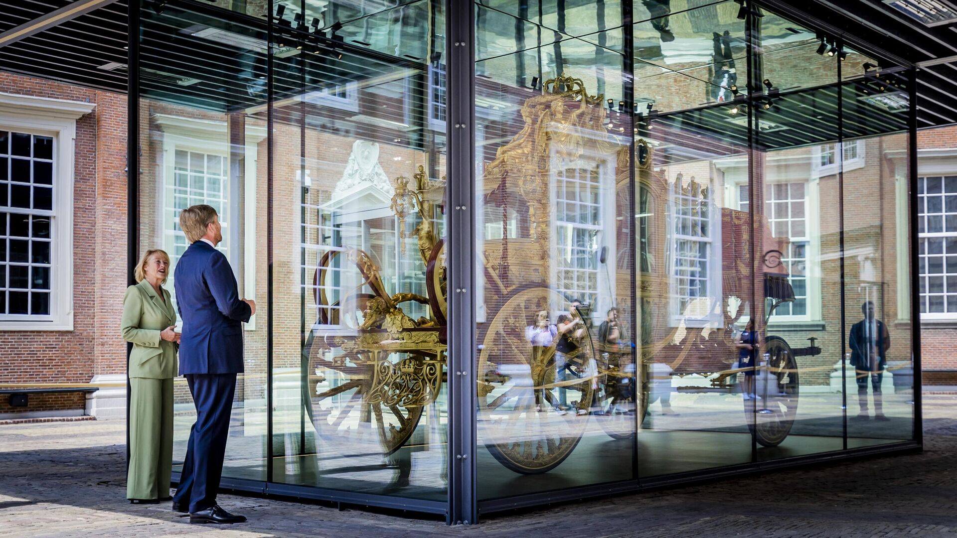 Король Виллем-Александр смотрит на Золотую Карету в музее Амстердама  - РИА Новости, 1920, 15.09.2021