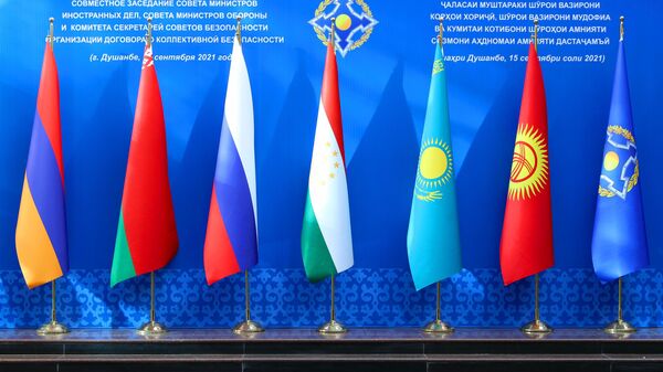Флаги стран участниц совместного заседания министров иностранных дел, министров обороны и секретарей совбезов ОДКБ в Душанбе