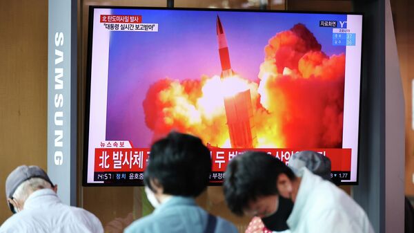 Трансляция кадров запуска северо-корейской баллистической ракеты в Сеуле