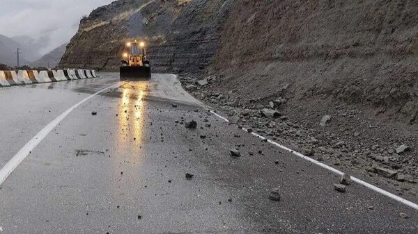 Размытая автомобильная дорога в Дагестане
