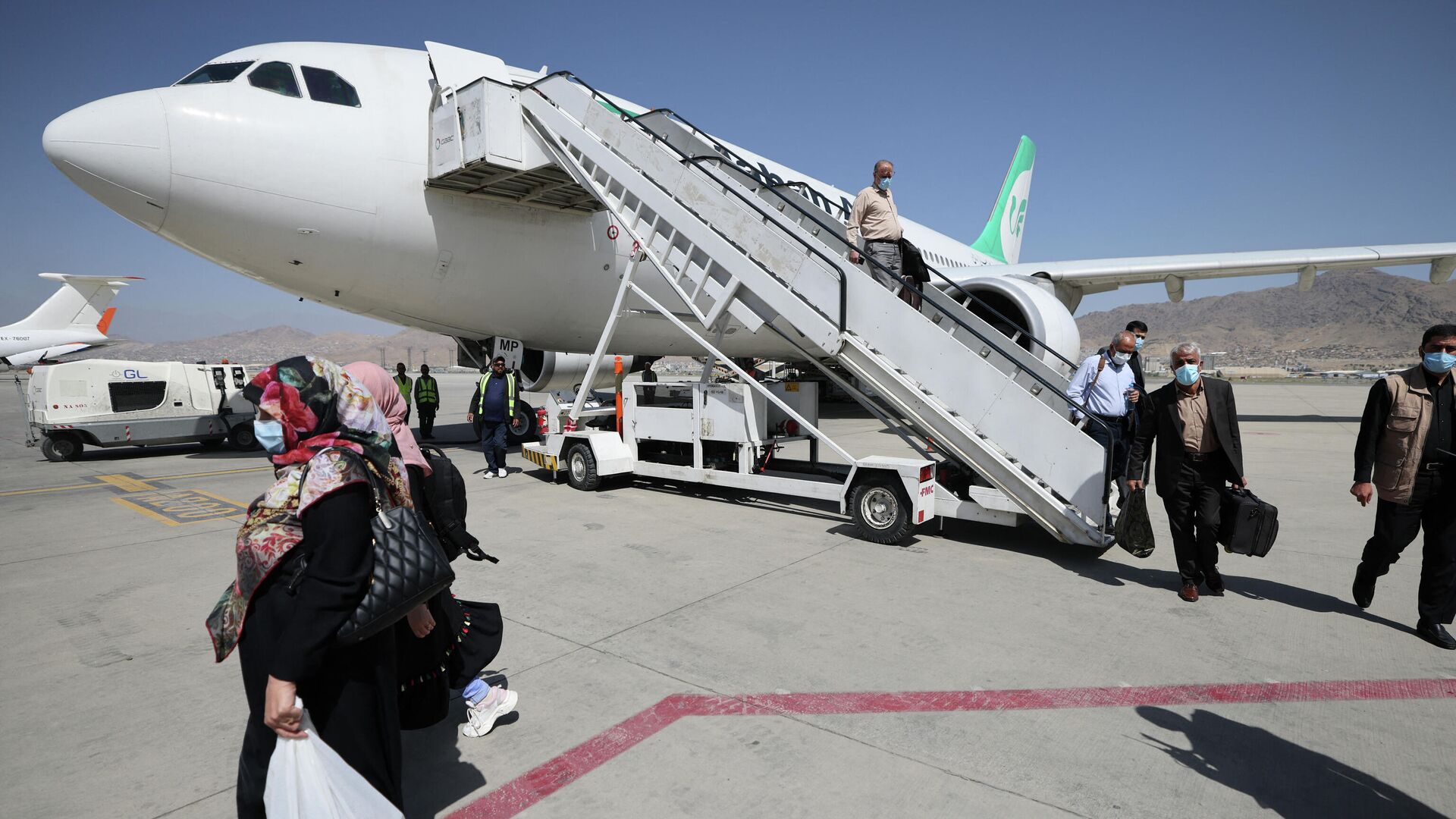 Пассажиры у самолета иранской авиакомпании  Mahan Air в аэропорту Кабула - РИА Новости, 1920, 07.11.2021