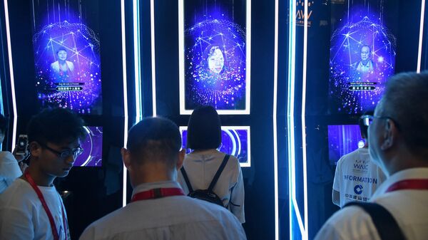 Сканирование лиц на церемонии открытия Всемирной конференции по искусственному интеллекту в Шанхае