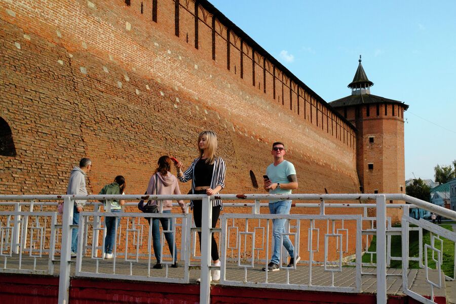 Туристы у стен Коломенского кремля. Коломна. Октябрь 2020