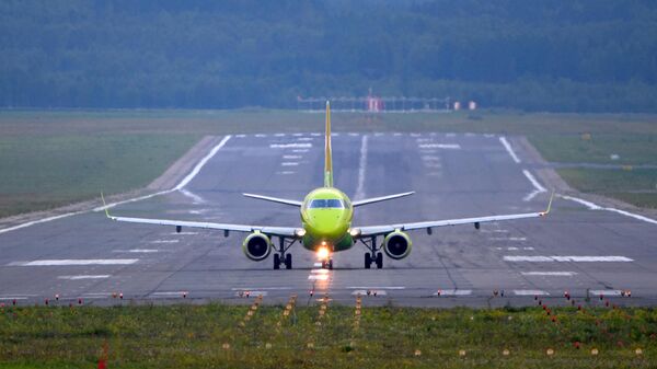 Пассажирский самолёт готовится к взлёту в аэропорту Красноярска 