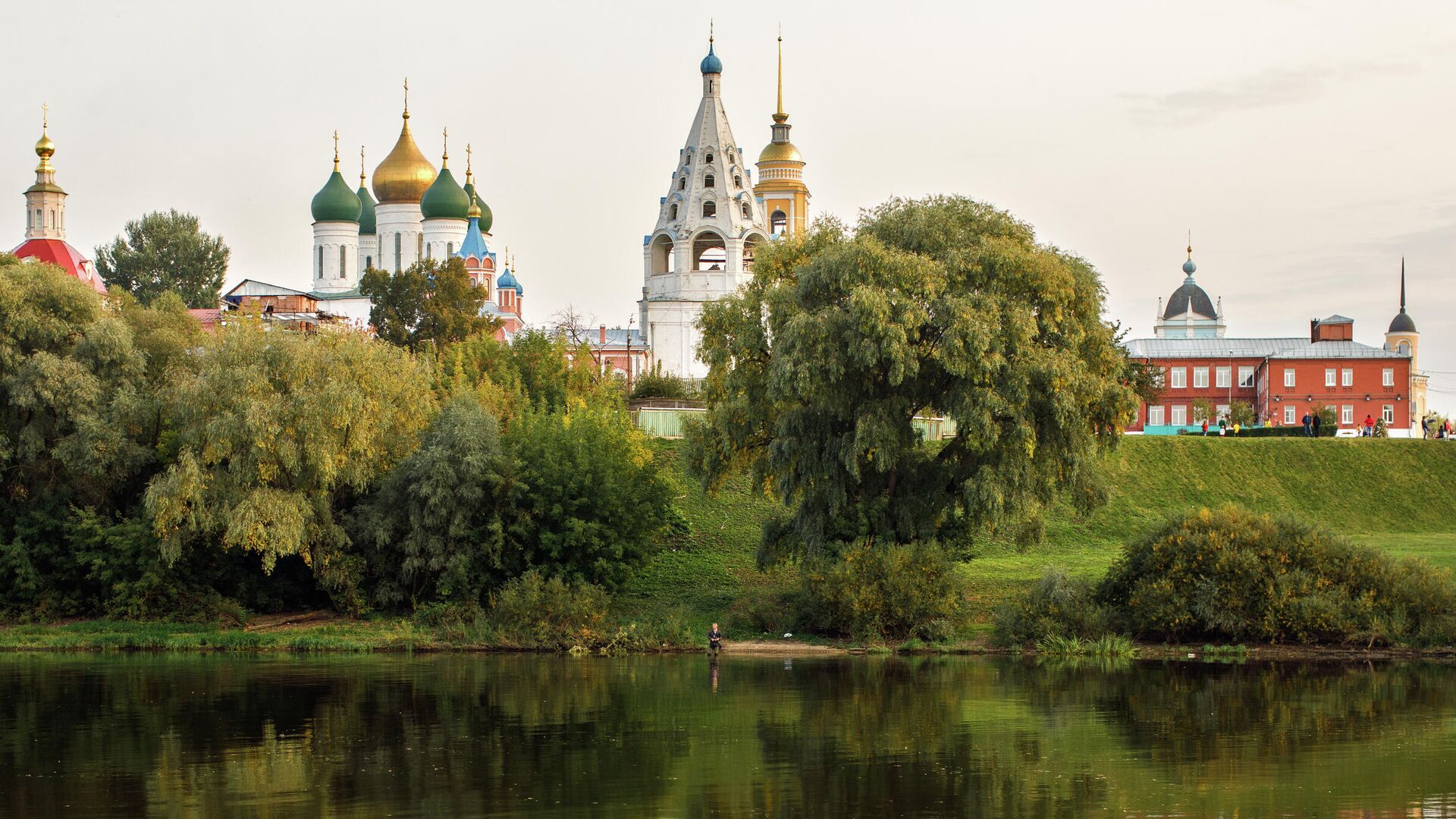 Живописный берег Москвы-реки с видом на ансамбль церквей Коломенского кремля - РИА Новости, 1920, 22.09.2021