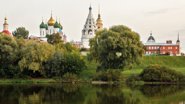 Живописный берег Москвы-реки с видом на ансамбль церквей Коломенского кремля
