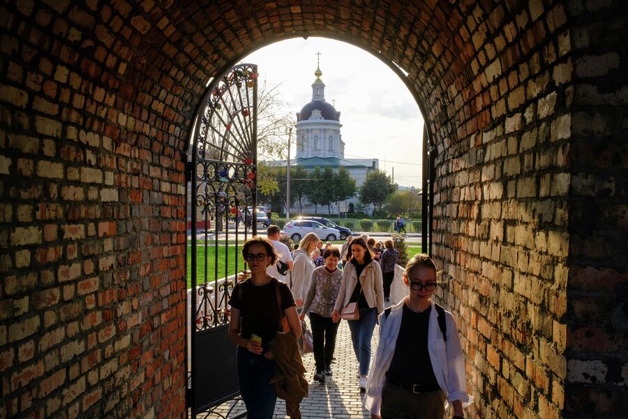 Туристы в центральной части Коломны Туристы в центральной части Коломны