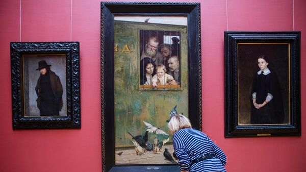 Женщина у картины Всюду жизнь художника Н. Ярошенко в Третьяковской галерее